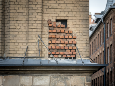 Comment renforcer un bâti haussmannien sans percer pour installer un blindage partiel efficace